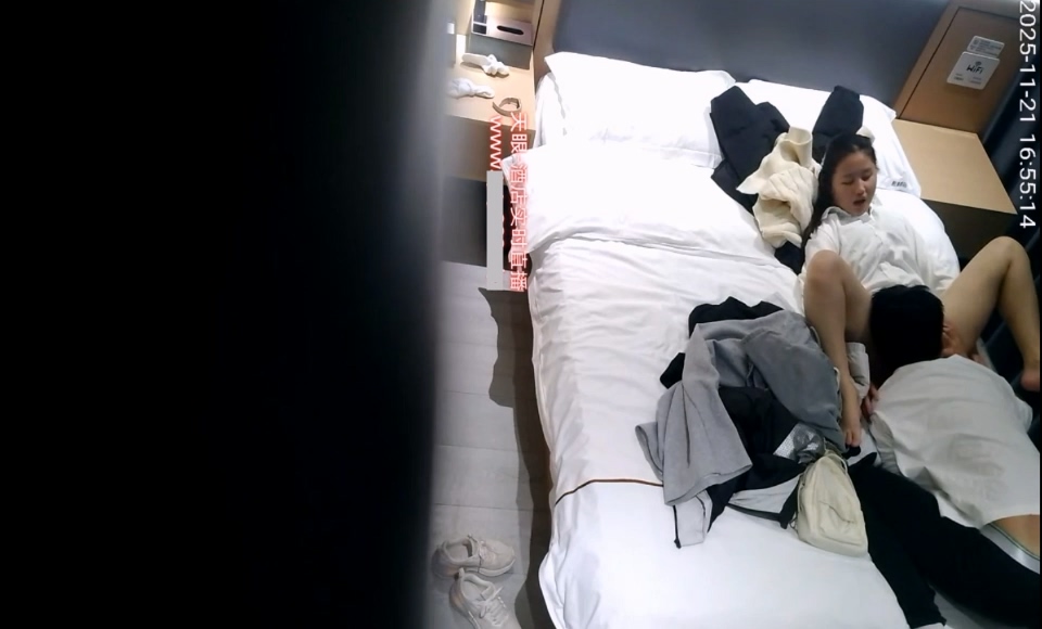 2025-11-21酒店偷拍 喜欢享受男友舔逼服务的小美还用手机记录