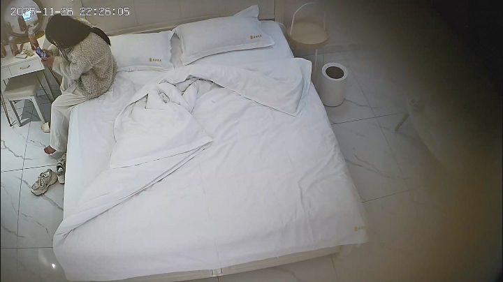 2025-11-27酒店偷拍  当着漂亮女的面看小电影打飞机被她上位辅助