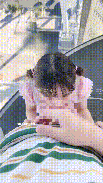 『三岁小宝宝』在世界上最大的摩天轮做爱❤️小骚货扭起来后才发现有监控