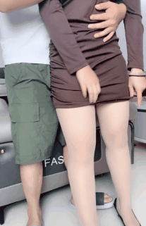 小嫂子来家玩，太有感觉了半推半就，无情大屌插入骚逼猛肏