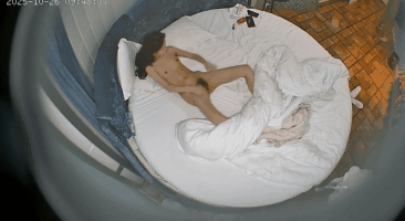 流出 酒店情趣圆床上帝视角偷拍 顶级骚货拿个自慰棒玩了很久 被男炮友猛操满足她