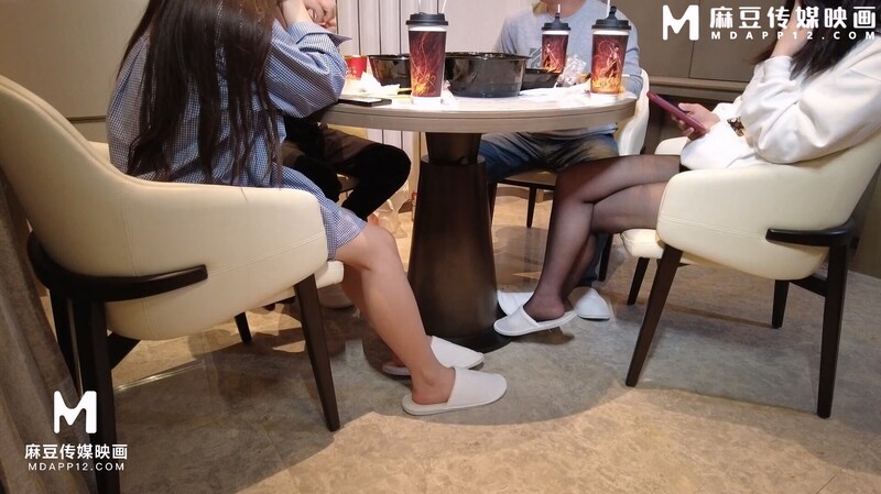 【绿帽换妻】极致淫乱温泉酒店4P乱交 脱衣游戏褪去一件不剩 并排侍奉像比赛操穴一样后入输出]MP4/3.39G]