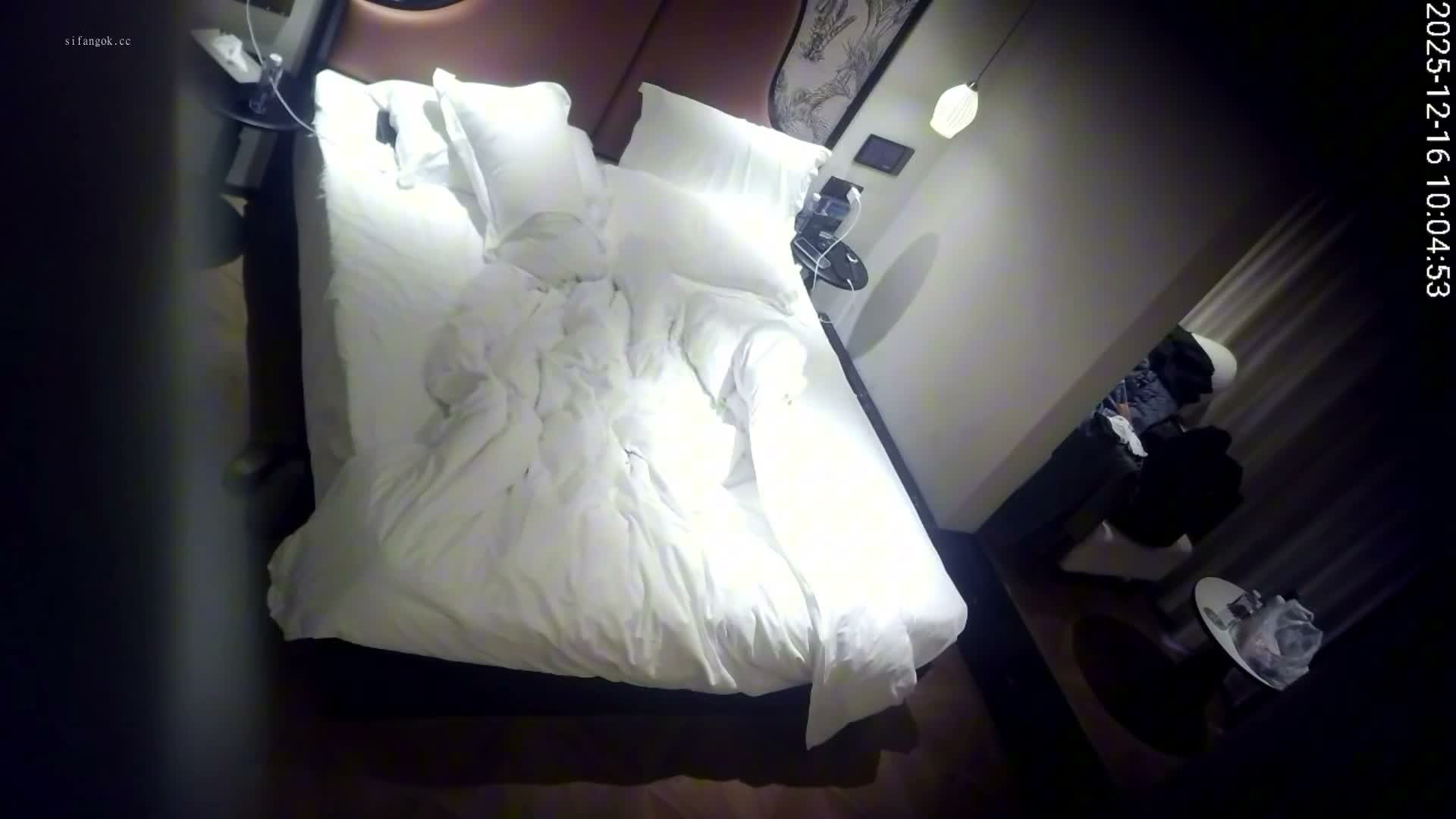 流出天眼酒店高清偷拍胖哥和朋友三人行后续退房前再次操美少妇感觉另一男的才是这女的老公