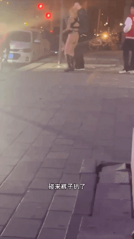 网曝门事件❤️河北捞女出轨，男友当街大骂“骚逼”  捞女气急败坏疯狂的骂还脱裤子露逼让来操无水印高清版
