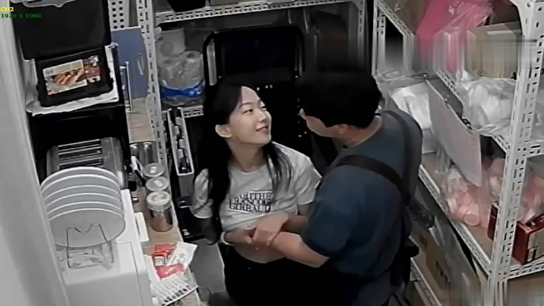 老板和兼职美女员工打佯在前台挑情躲进里面的库房啪啪