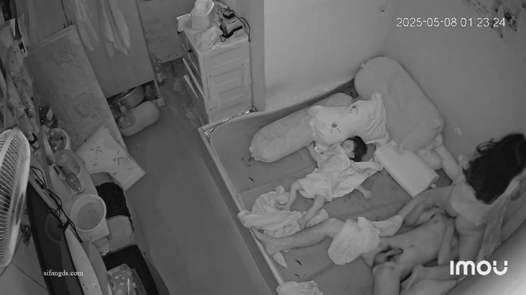 饥渴少妇半夜挑逗老公坐他头舔逼上位骑屌