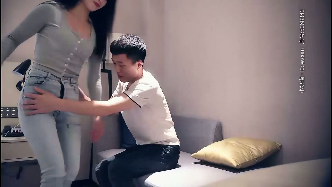 【七天精品探花】深夜约操兼职小幼师，00后清纯小萝莉羞涩温柔，玲珑玉体沙发抠穴花式啪啪