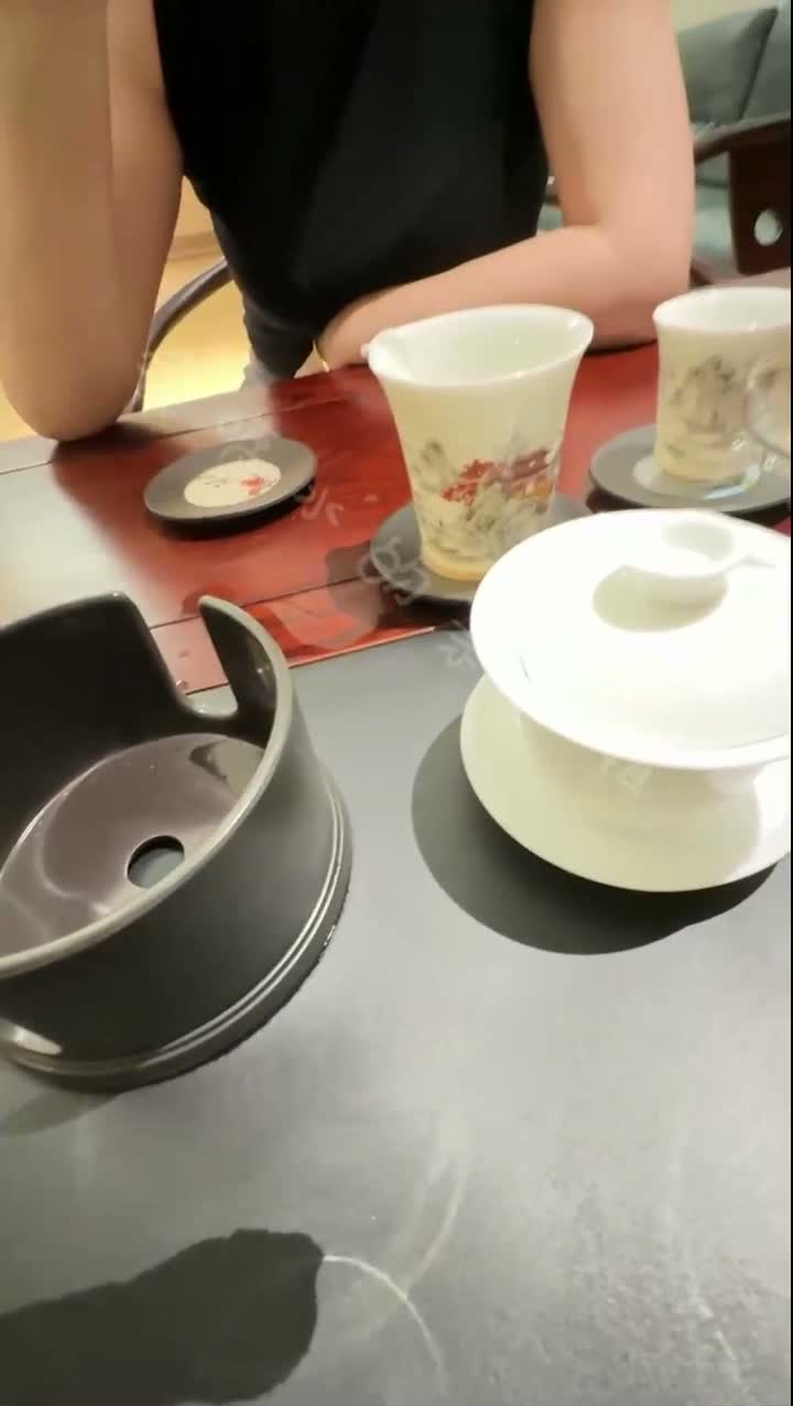 会喷水亲姐姐不穿内裤和我一起去找朋友玩出去了直接把姐姐按在他的办公桌上操“桌子椅子沙发