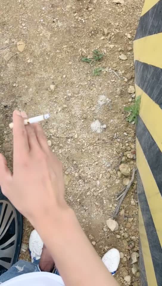 剧情演绎：大屌小伙户外与骚货激情车震啪啪啪，大黑牛在逼里进行操逼！