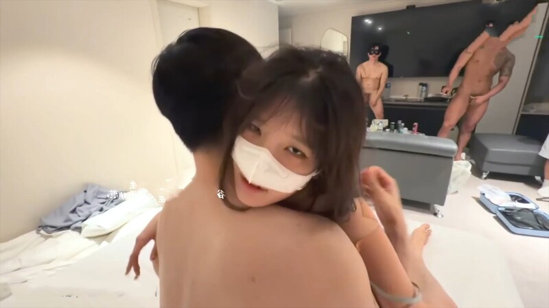 頂級群交淫妻肉便器「alsnsnal」玩弄兩個小時，精疲力竭，求著別人往身上射精，超級變態的輪流內射灌滿小穴