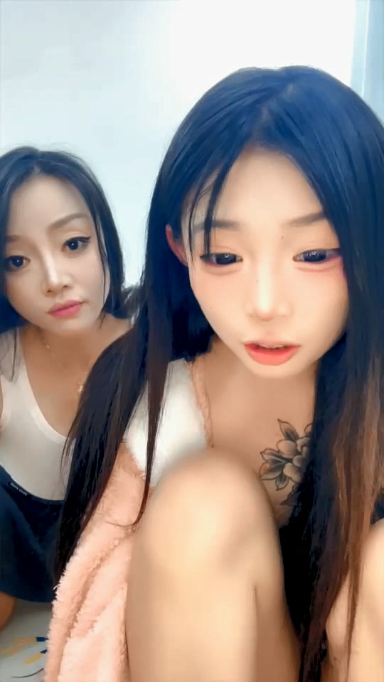 纹身渣女小梦梦带好姐姐一起伺候社会大哥激情啪啪，全程露脸让几个大哥吃奶玩逼，压在身下爆草蹂躏浪叫不止