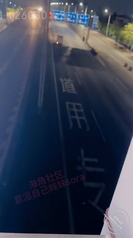 城里马路天桥露出激战 桥下车来车往 含着肉棒白虎穴就泛汁了 扶着栏杆就后入又紧又烫榨射[MP4/190MB]