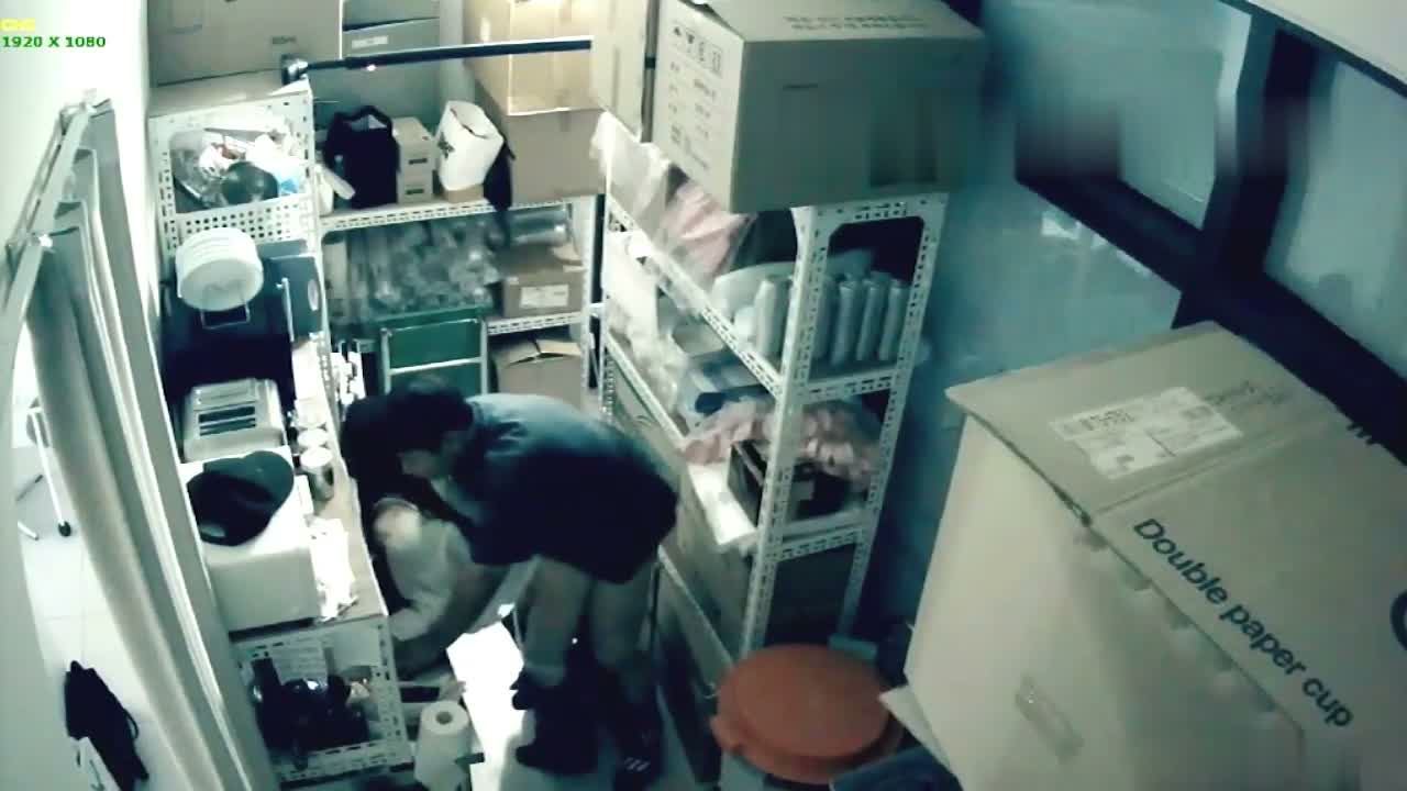黑客破解某酒吧摄像头偷拍老板和兼职美女员工打佯在前台挑情躲进里面的库房啪啪