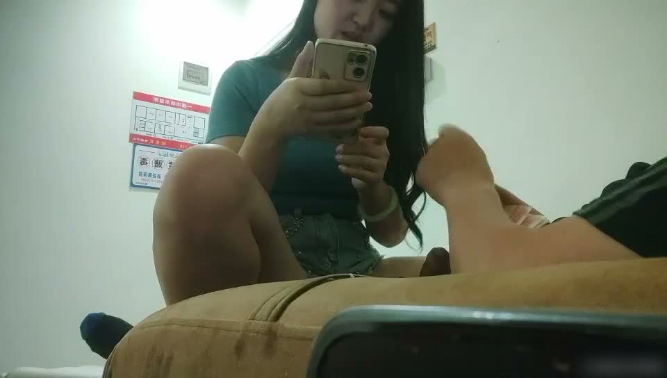 探访按摩店：足疗女技师舒舒服服的按摩，遇到帽子叔叔查房，走后急忙拨开短裤磨蹭插入
