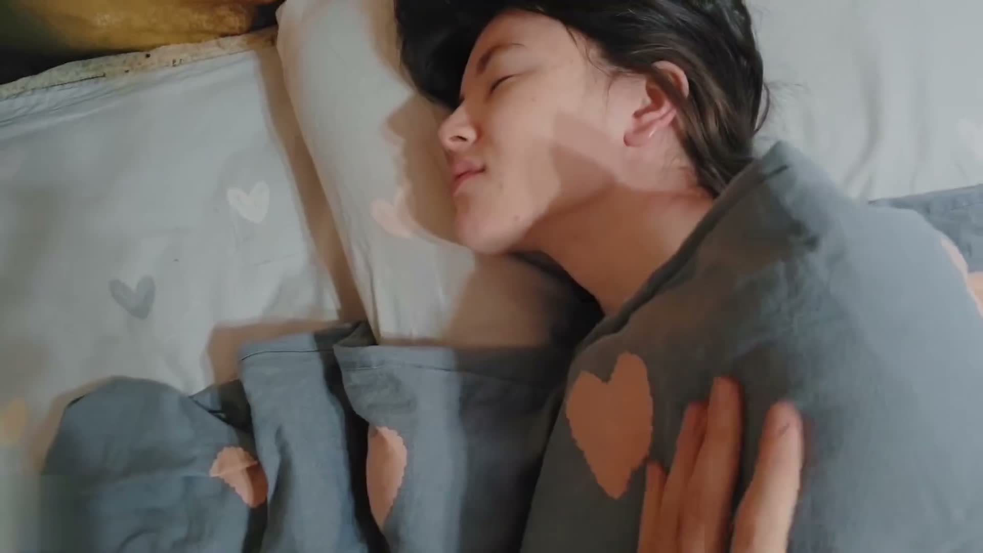 漂亮美眉 身材苗条小娇乳早晨做爱是叫起床的最佳方式小女友从不介意 被大鸡吧无套抽 ...