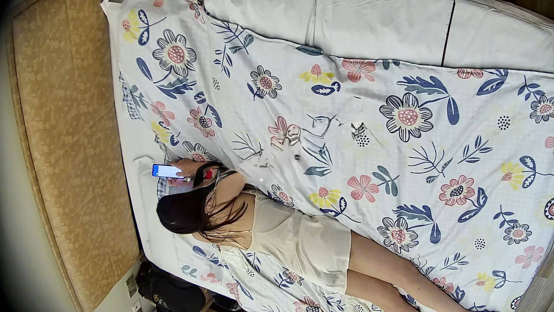 ❤️20260531酒店针孔偷拍❤️更换床单后男友把气质女友按在床边站立输出