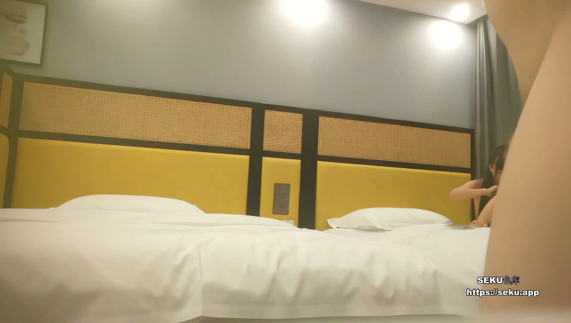 换妻俱乐部泄密流出三对情侣酒店相约玩换妻酒足饭饱之花美女们都换上黑丝一场淫乱的6P混战开场~