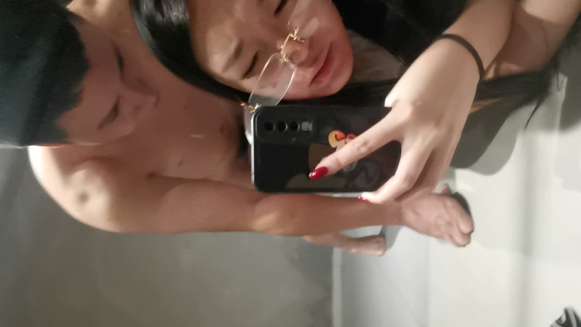 S级泄密金丝眼镜秘书装跪地汇报工作，与老板偷情露脸性爱自拍，对话刺激，原档无水印