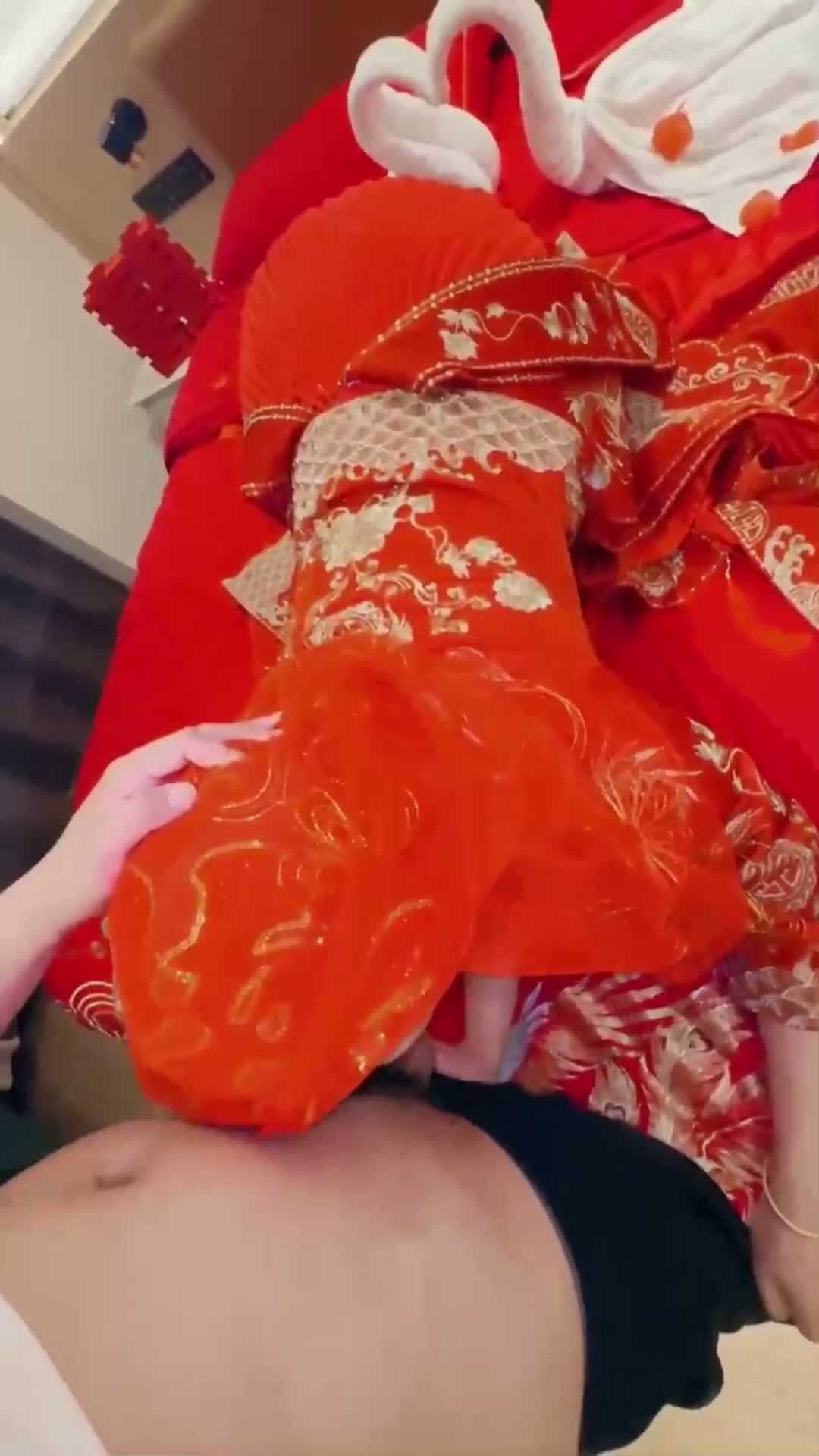 新娘穿红色婚纱，胸前鼓胀，纱裙下腿白得勾魂。 掀裙露出湿漉嫩穴撩你硬邦邦，她靠墙张腿