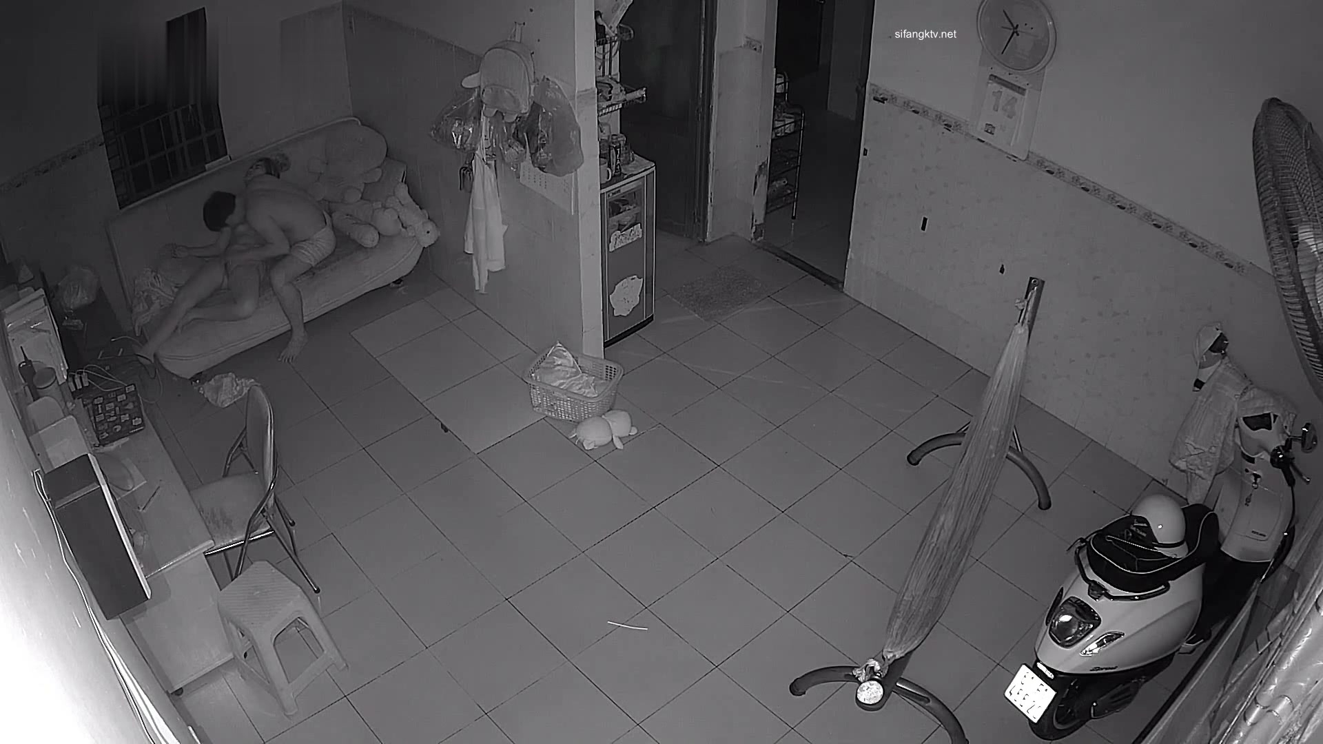 房東出租房偷裝監控偷拍 年輕情侶在客廳的椅子上做愛高潮過後累趴了