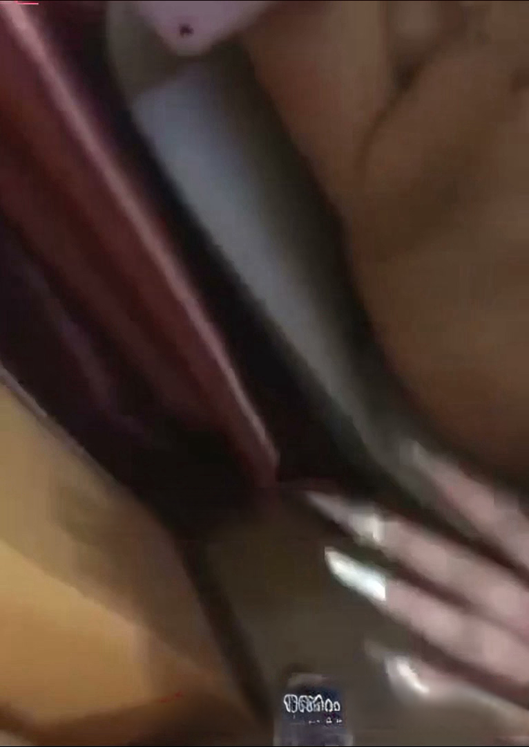 猎奇沈阳嫩妹王佳颖勾引别人男友被抓奸 姐妹严刑拷打扒光衣物 裸体哭喊求饶！