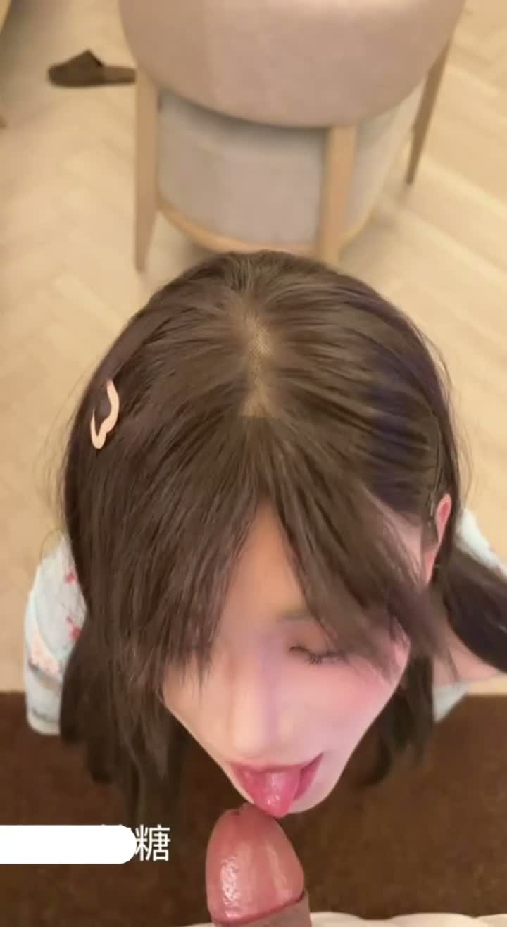 有点清纯又很骚气的CD男娘糖糖，给金主爸爸口交后去操另一个COS CD男娘，伪百合