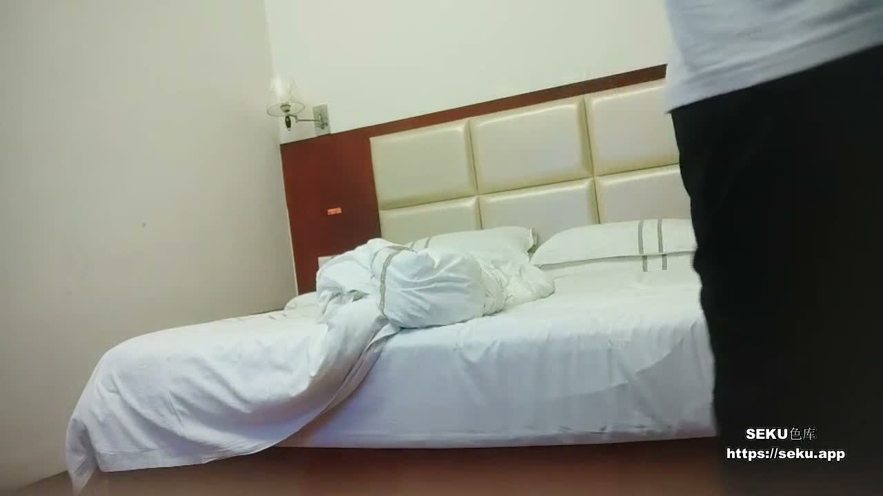 良家人妻 操你舒不舒服 啊舒服 想不想我 进门就啃浴室洗澡就控制不住开操