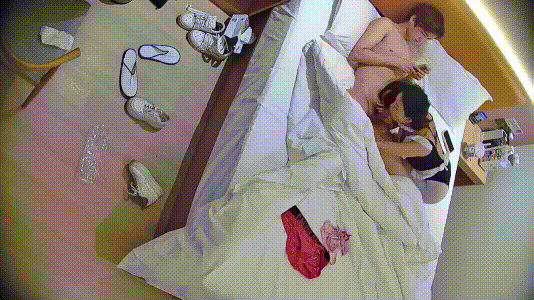 大学城这妹子被调教得相当到位 一来直接换上丝袜女仆装 第一炮逼里抽出来直接含住口爆吞精