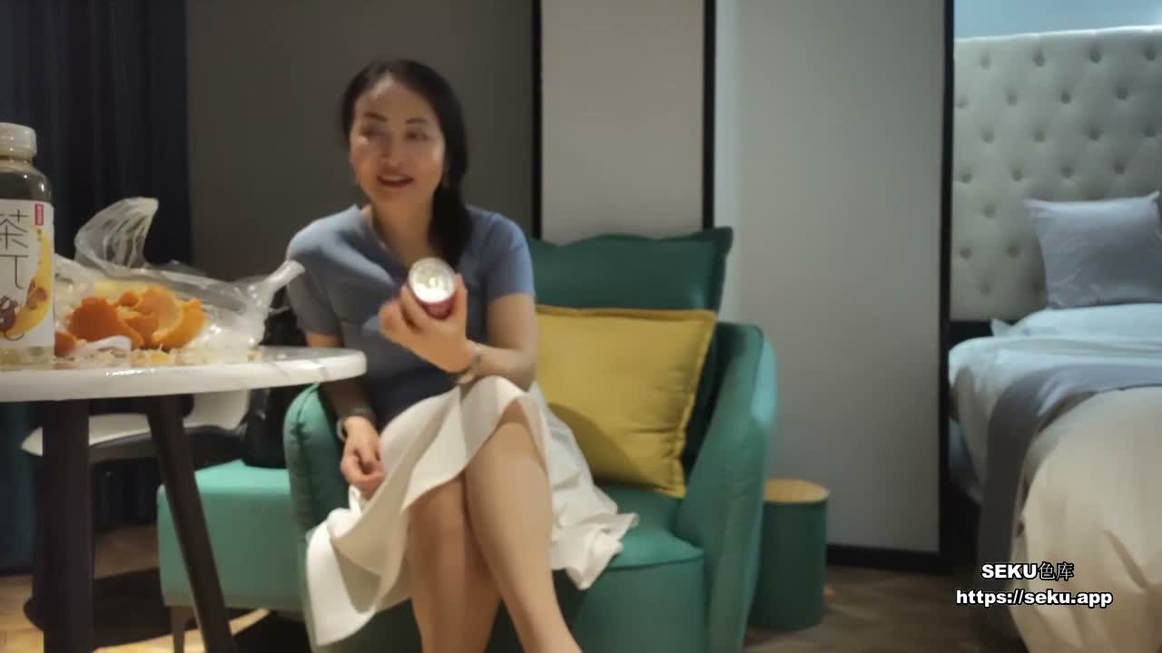 熟女大姐 年轻时肯定是个大美女 哎哟好大好长 风韵犹存深喉吃鸡被小哥抱着腿猛怼猛插