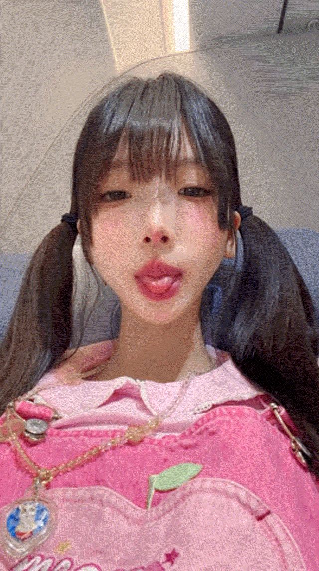 超嫩的18岁萝莉金币崽古灵精怪的，和闺蜜女女互插啪啪 还滴蜡SM玩弄，再被黄毛男友双飞两个白虎嫩逼萝莉，非常下饭