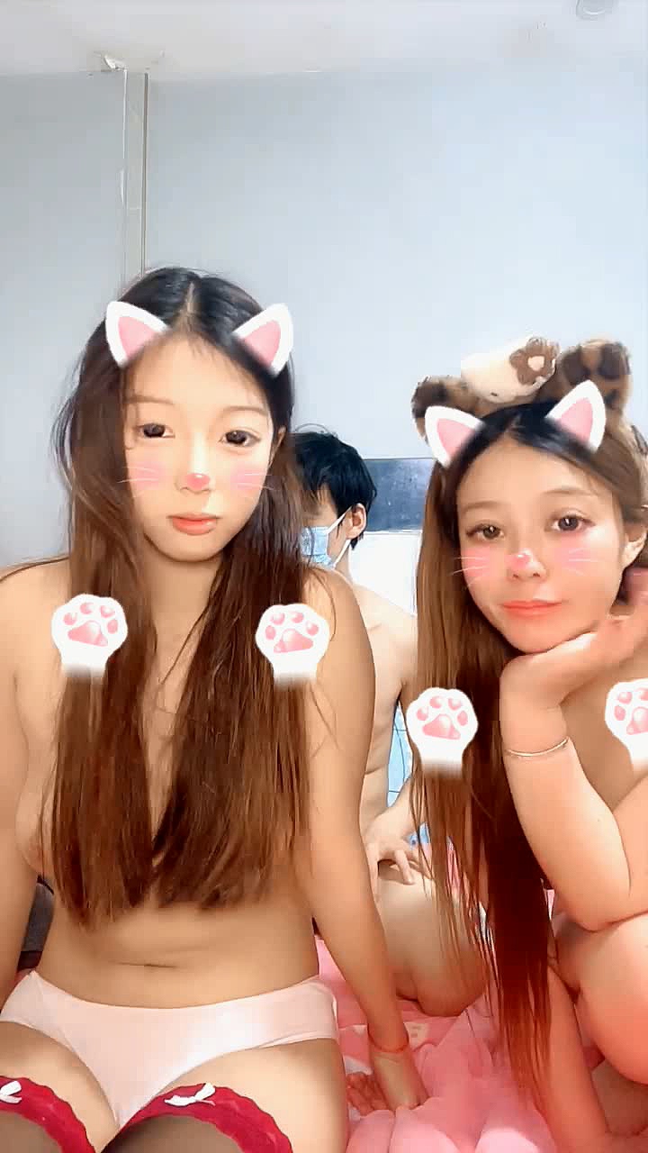 黑丝露脸无毛逼两个颜值不错的姑娘让小哥玩双飞，口交大鸡巴吃奶玩逼小黄瓜抽插，后入爆草浪叫不止表情好骚