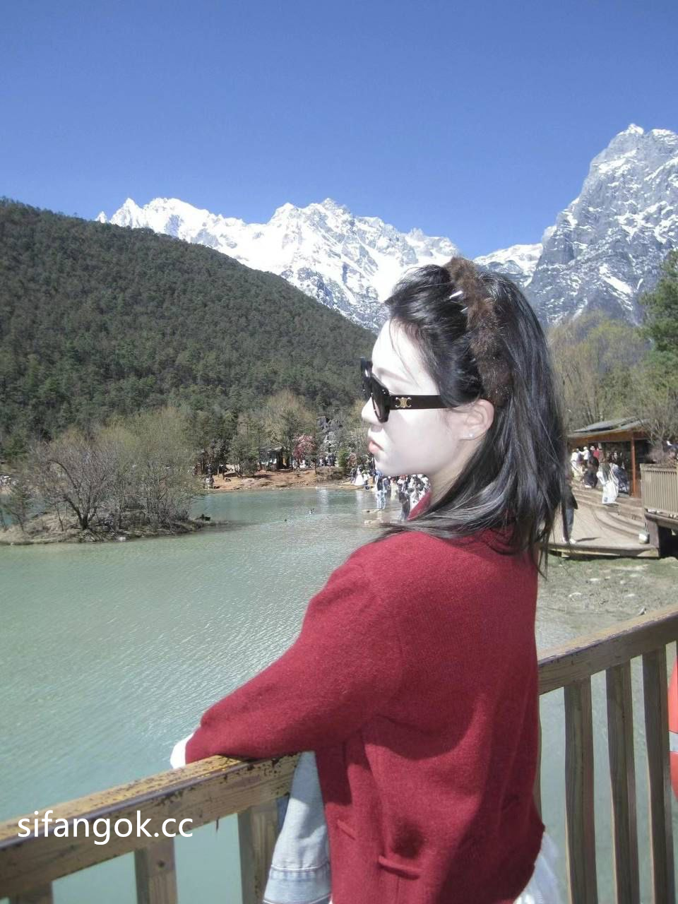 强烈推荐！蜂腰雪白美臀气质御姐露脸性爱野战，打桩销魂的表情令人欲望高涨