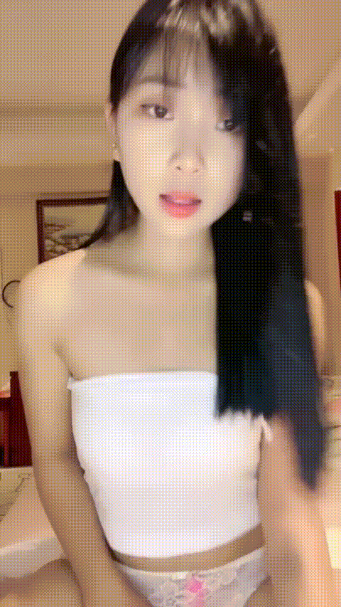 康妹高颜值呆萌眼镜妹 大尺度收费秀看得鸡巴邦硬 喜欢眼镜妹的不要错过