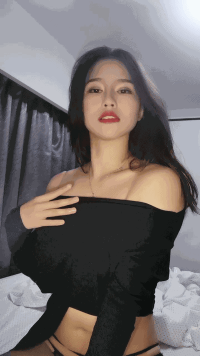 近期下海漂亮妹妹一对美乳表情妩媚脱光光自摸骚穴，假屌磨蹭抽插，骑乘位猛坐太骚了