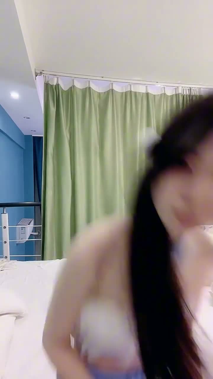 颜值有点逆天的洛丽塔超美 乖乖女萝莉，旁边躺着一个大哥，给哥口一个！