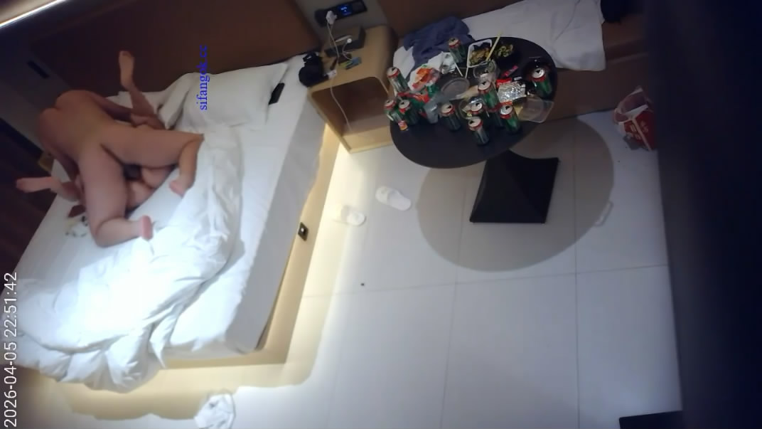 4-5流出酒店偷拍少妇被眼镜渣男骗到酒店一顿啤酒喝完趁她睡觉拿下内射