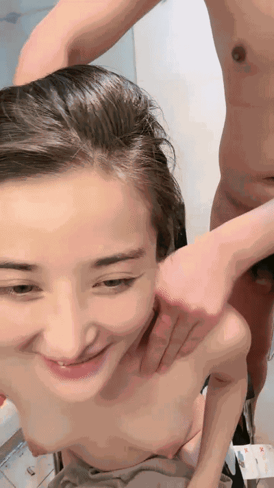 红唇性感小姐姐洗完澡收费房骑在身上舔奶子，脱下内裤揉