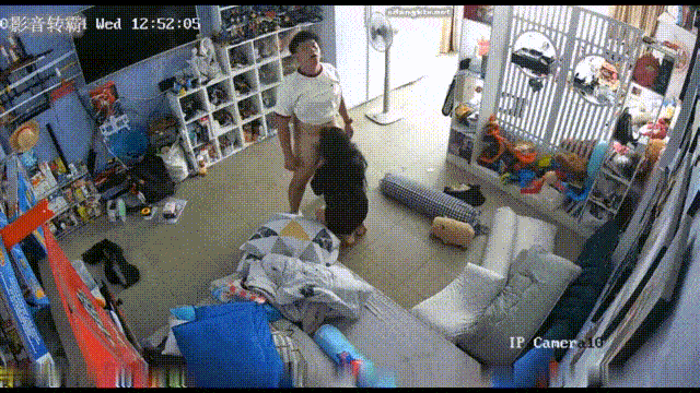 家庭摄像头破解偷拍大中午小两口客厅大玩性爱，先抠逼预热然后再操，骚妻高潮脸真实