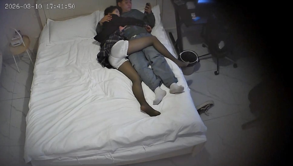 2026-3-10酒店偷拍 黑丝女孩被男人压着操嫩穴