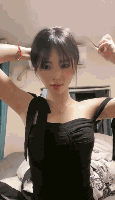 极品尤物美女高颜值很听话坐马桶上拨开内裤，掰穴手指插入，大屌炮友操逼，69互舔骑乘位66