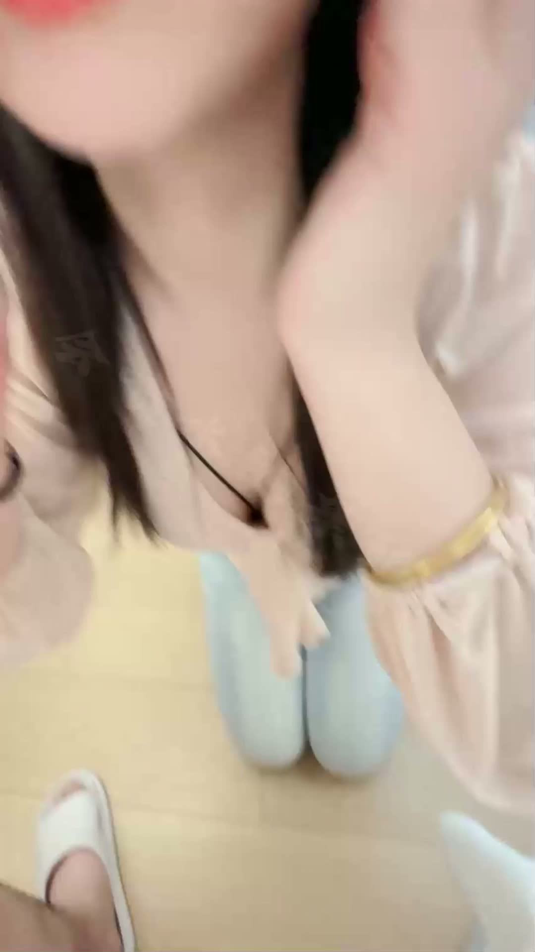会喷水亲姐姐绿帽欲上头忽悠自己亲姐姐开房蒙上姐姐眼睛中途换人偷操白虎美穴 无套内射高清无水印版