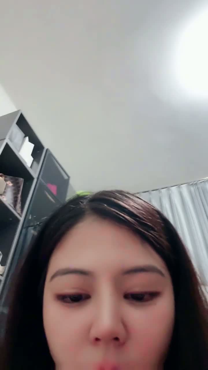 超级甜美的潮汕典型大美女o宝7月底最新作品！B还很嫩，甜美良家型妹子，被男友操好多水 很淫荡欠操表情