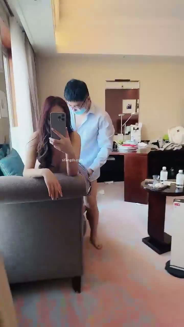 宝藏美眉，最美精神小妹之一小熊oi和金主爸爸约啪自拍流出！金主四眼胖子战斗力不行！