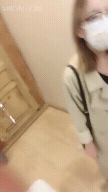 约个校园乖乖女,衣服还没脱扒裤子推倒床上就艹,射完不够,又拿妹子脚撸硬再艹两炮