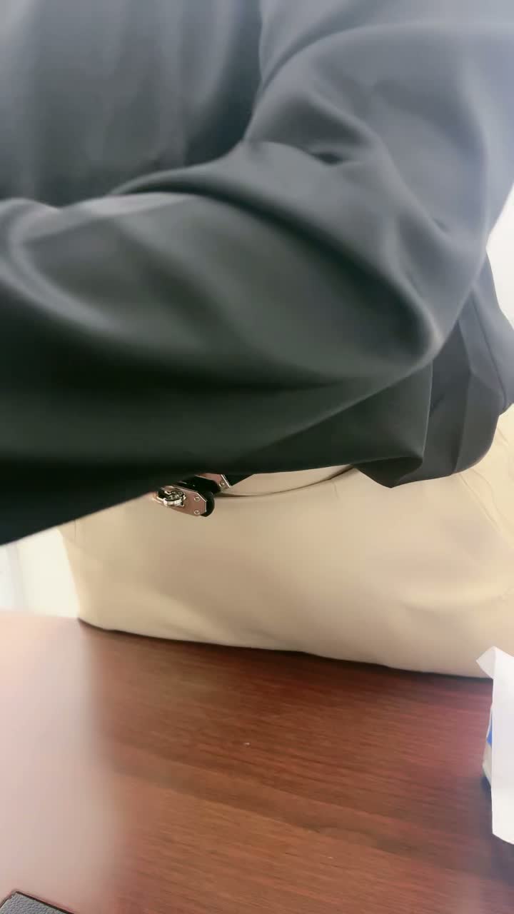 剧情演绎：骚气十足的少妇女同事主动撅起屁股求操，掏出大鸡巴满足他，激情狂操爽歪歪！ ...