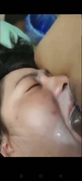 缅北欠债女被操嘴深喉，眼神迷离口吐白沫！此女不值得同情