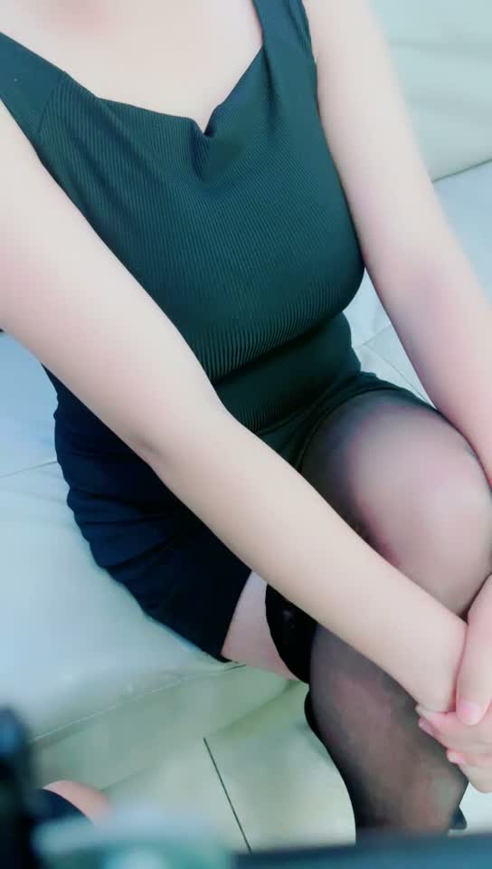 剧情演绎：勾搭大奶小嫂子，对白精彩刺激，半推半就肉棒无套插入小穴，操爽了就老实了！