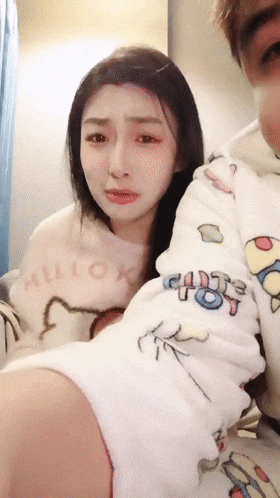 江苏小情侣，【鸭鸭是个M】，居家自拍性爱，甜美女神级，肤白貌美，被男友草个不停，反差感十足！