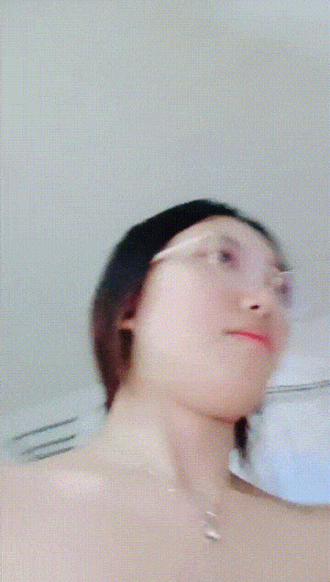 安安宝贝清纯眼镜学妹，暑假在家偷偷播，看着外表是个乖乖女，脱光了骚气逼人，身材不错