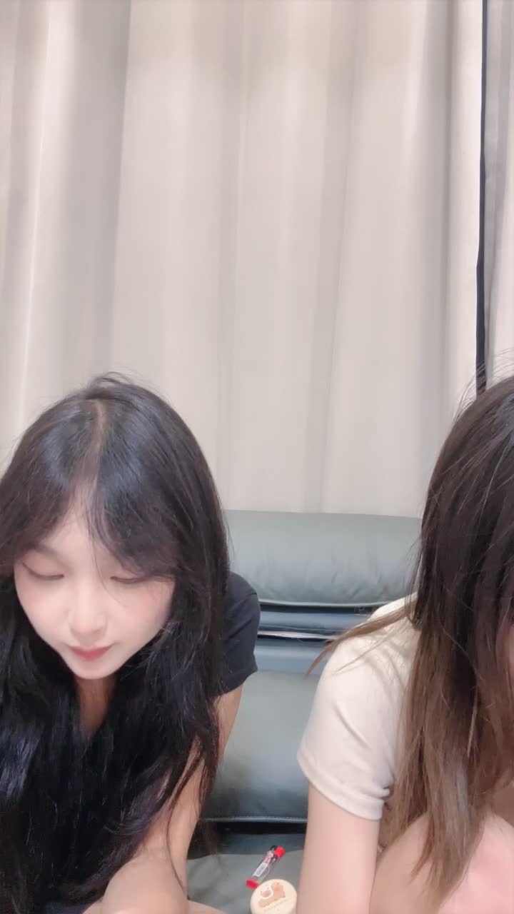 群P淫乱盛宴小艺同学姐妹三人同框骑屌榨精 嘴里一根 逼里一根 淫声荡语环绕